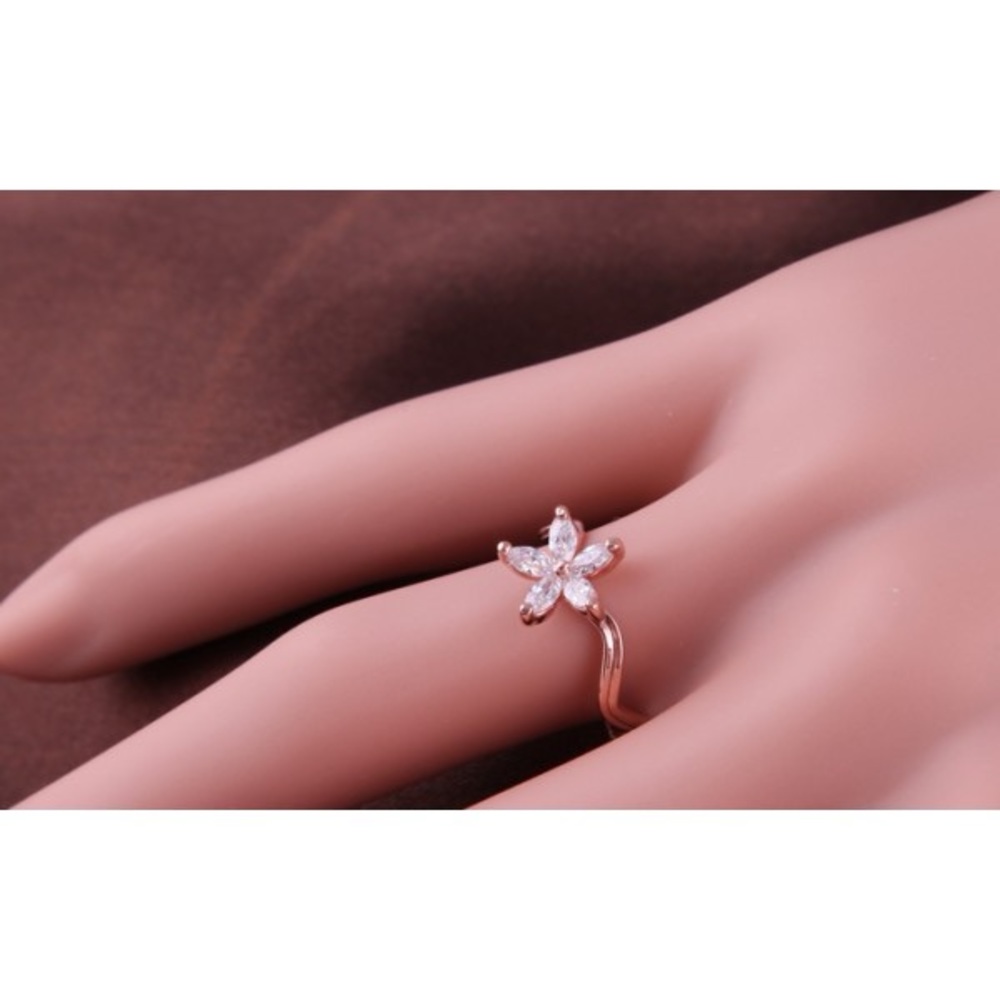 Crystal Flower Ring - 18K Rose Gold Plated - Picture 4 of 4